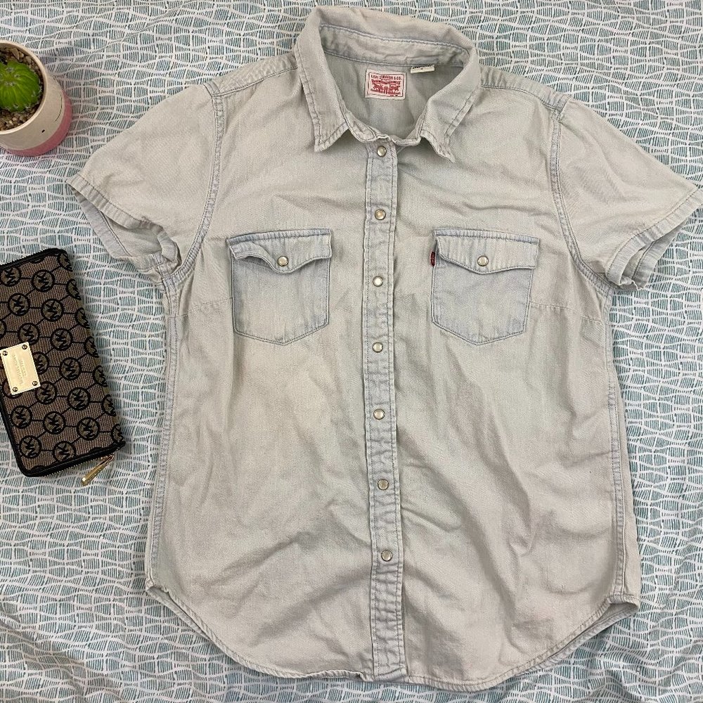 Levi's Light Wash Denim Button-Down Short Sleeve Shirt